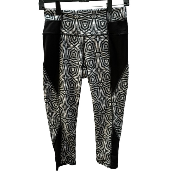 Athleta Pants - Athleta Women’s Black and White‎ Athletic Leggings Size Small